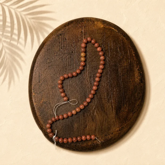 ریسه سنگ دلربا با مهره‌های گرد روی استند چوبی