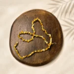ریسه مهره چیپسی سنگ کهربا روی استند چوبی